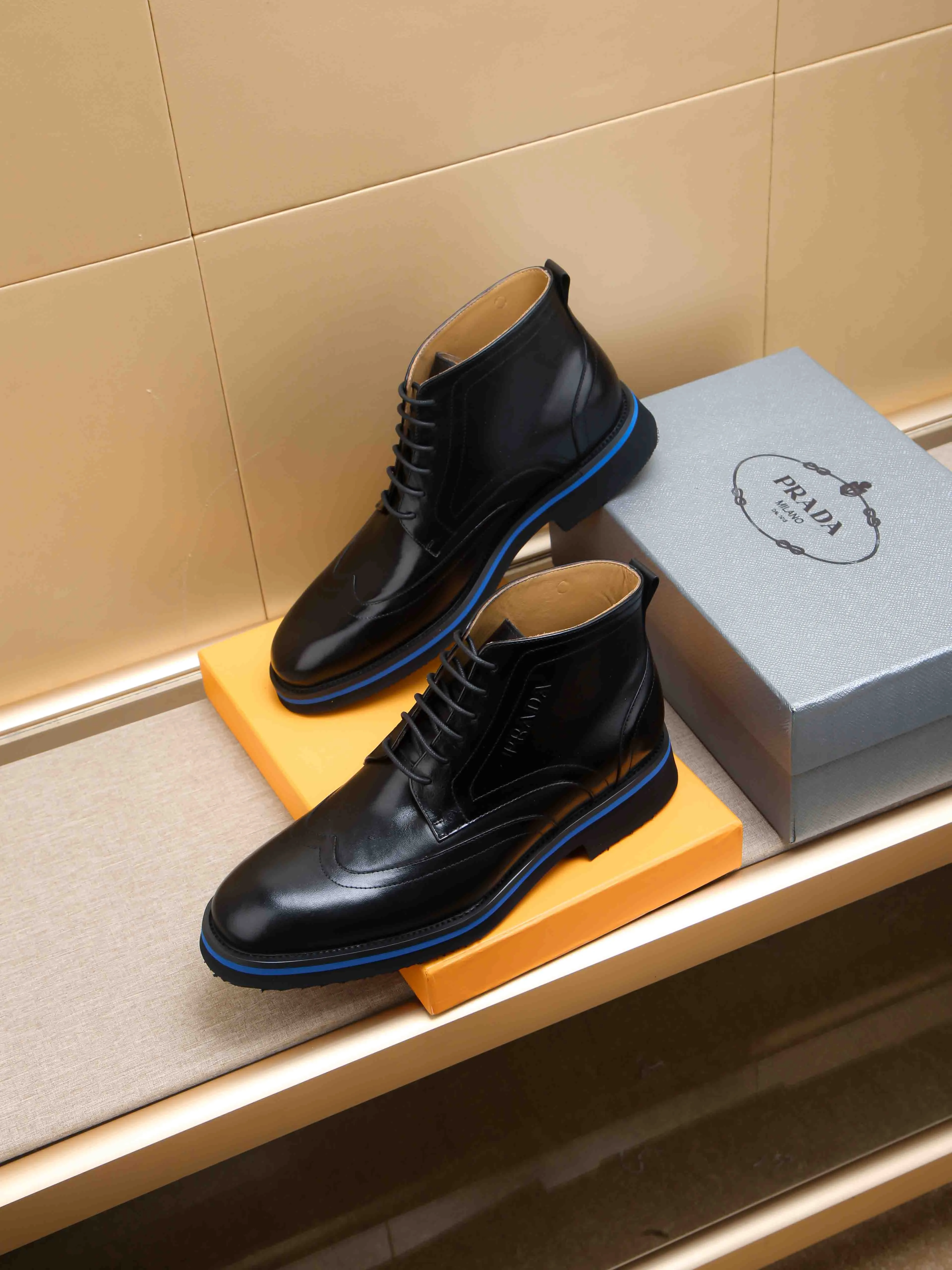 Men's shoes 💰620 💰 PRADA*——◾ Prada~Thick-soled men's shoes, original single-level perfect boutique, brogue style men's formal casual leather shoes, luxurious materials, imported cowhide, with water-dyed cowhide lining, 4.5cm increased PU foam lightweight outsole, perfectly restore the original classic, purchase the original 1:1 accurate replica, welcome all comparisons 🆚, the design is full of modernity, versatile and fashionable urban men! Size: 39-44 (38.45.46.47 customized)